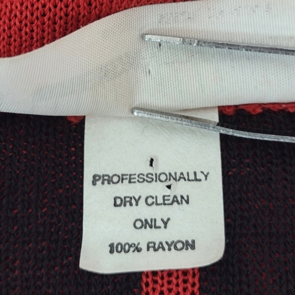 Brenda French Women's Knit Light Weight Top. Red With Black Pattern Size (M) - Picture 5 of 9